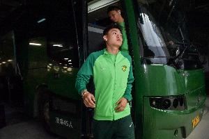 杨立瑜被骂：什么阿猫阿狗都能和球迷较劲，真有出息给球迷竖中指