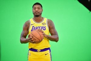 马健：斯玛特来湖人干嘛啊？旅游吗？他的表现比古德温差远了