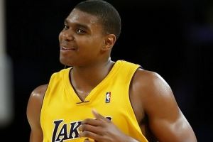 真挚的祝福！祝前湖人两冠中锋“小鲨鱼”拜纳姆38岁生日快乐！