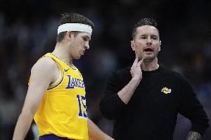 雷迪克曾表示这也是里夫斯的球队 他不再是落选秀而是核心之一